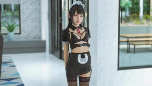 Гигант и миниатюрная горничная